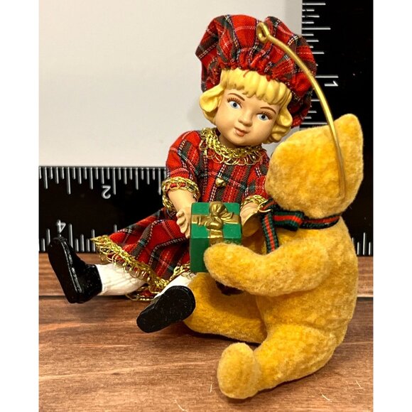 1994 HALLMARK KEEPSAKE ORNAMENT QX481-3 LUCINDA AND TEDDY BEAR GIFT GIRL - Picture 6 of 7